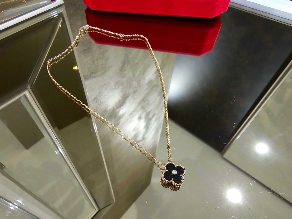 Van Cleef & Arpels VCA Rose Black Diamond Alhambra Clover Дамско Колие