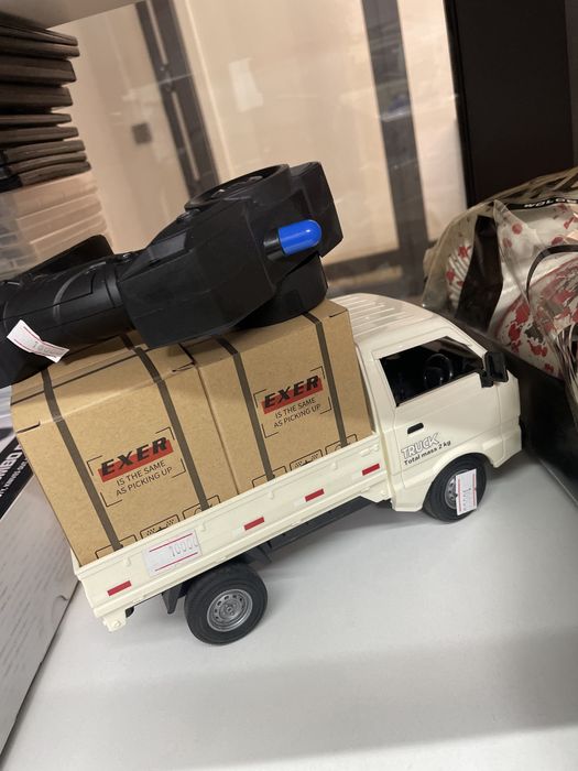 Машинка на пульту акумулятор работае идельно