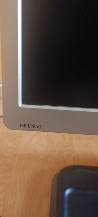 Монитор HP със стойка