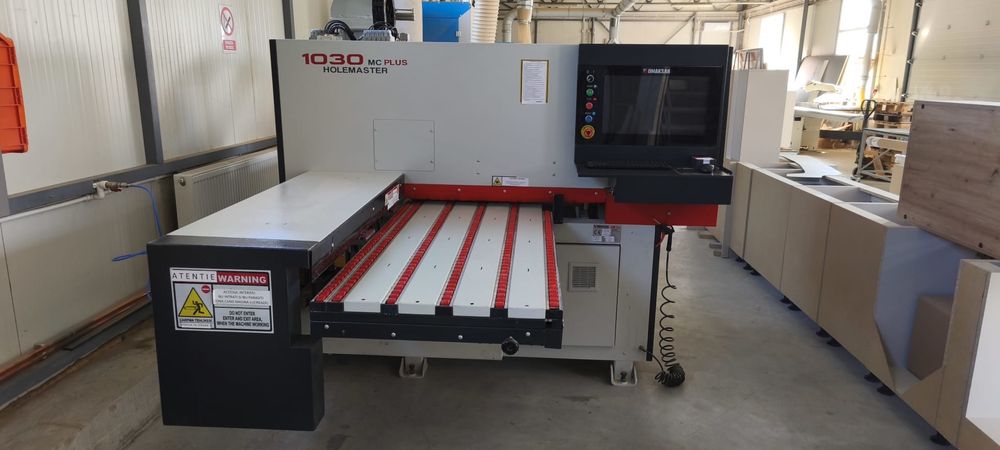 Vand masina CNC de gaurit si frezat OMAKSAN HOLEMASTER 1030 MC