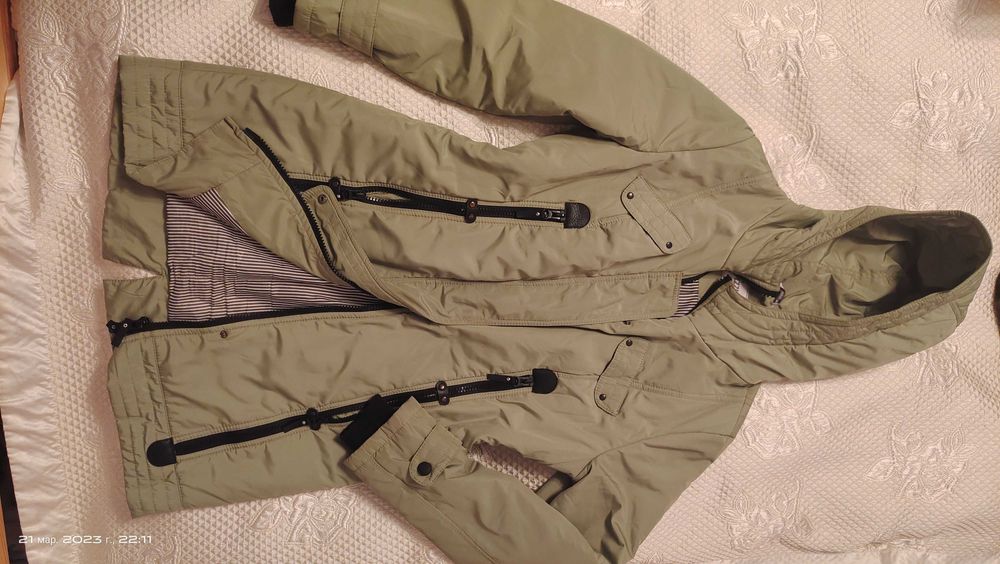 Ветровка с капюшоном