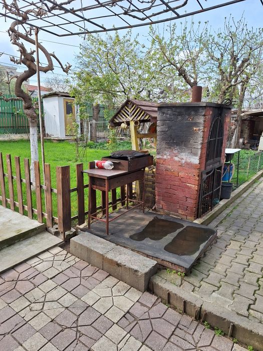 Casa de vânzare în spate la bloc Privilege