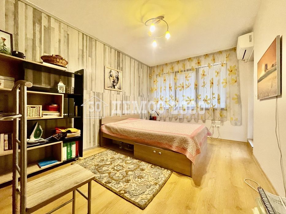 Напълно обзаведен тристаен апартамент с ПАРКОМЯСТО в района на ОКРБ