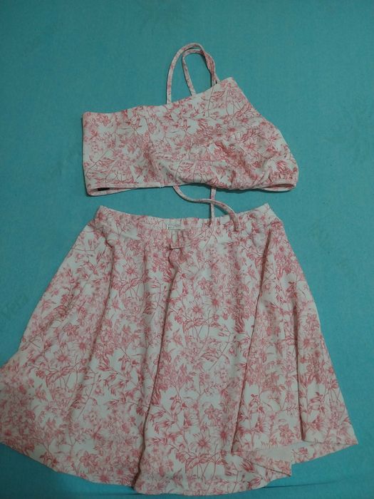 Set de Vară SHEIN Crop Top Asimetric și Fustă Cloș – Imprimeu Floral Roz, Mărimea M (38)