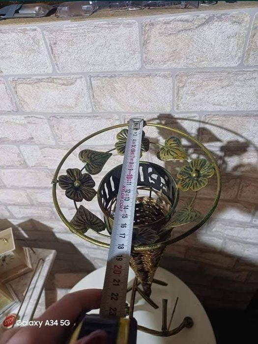 Метална ваза за сухи цветя
Цената е 15 €