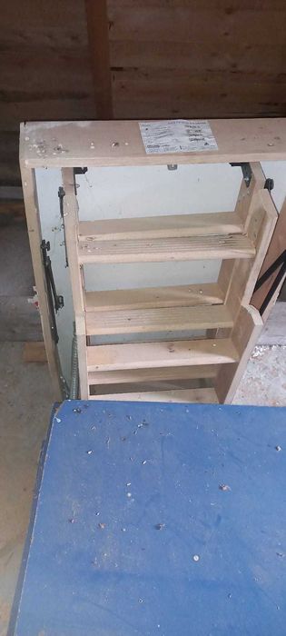 Scară ușă mansardă