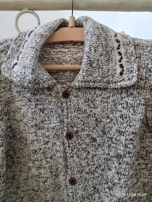 Ръчно плетена вълнена жилетка