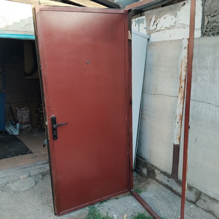 Продам входную дверь
