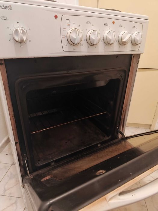 Използвана печка с капак Indesit