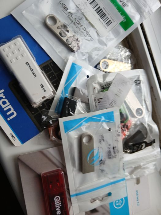 Stick 16 gb cu muzica