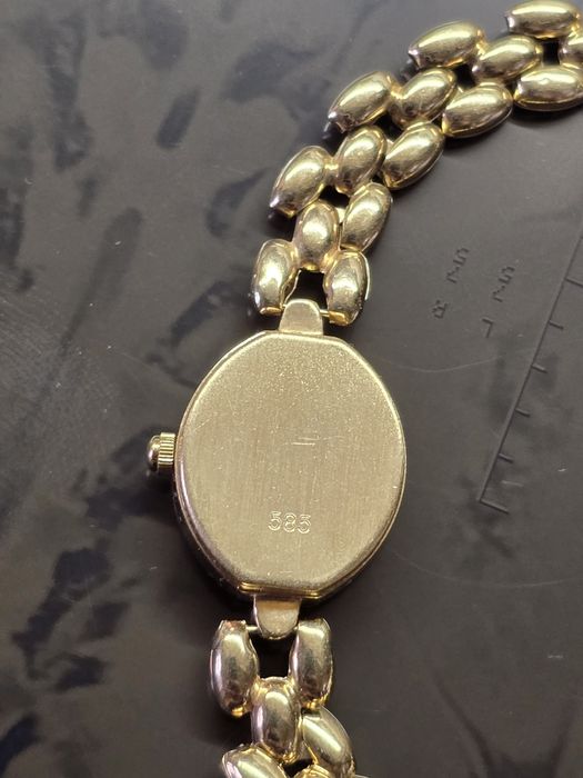 Золотые женские часы..