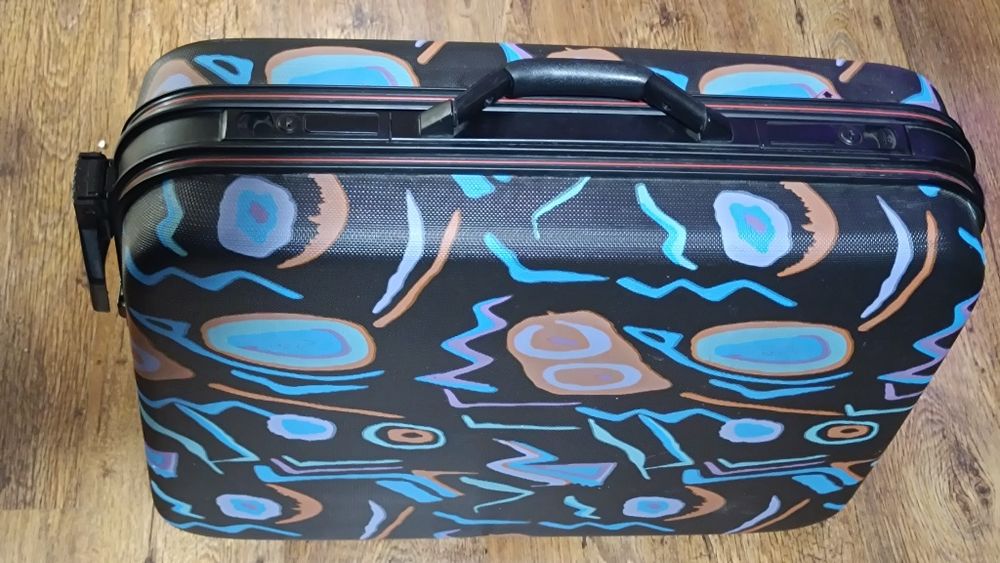 Пътнически куфар среден размер с колелца