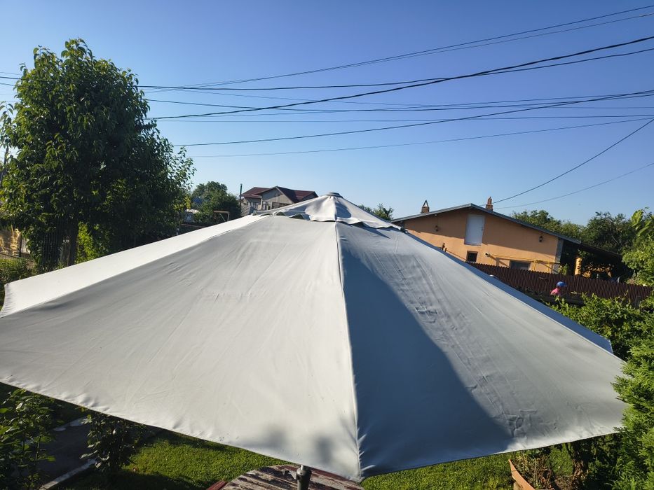 Umbrelă de terasă si masa cu nr 8 persone