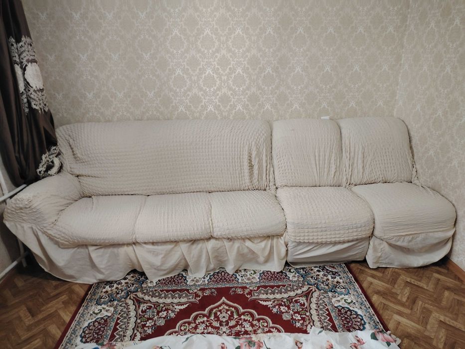 Диван с двумя креслами.