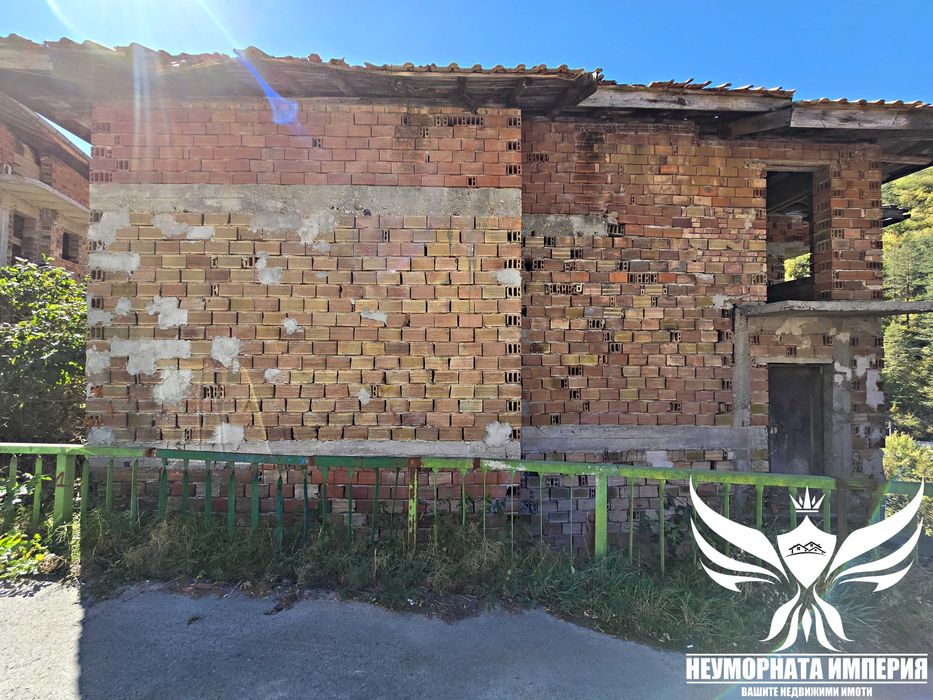 Нова къща с 388кв. РЗП и двор 600кв кв.Устово гр.Смолян