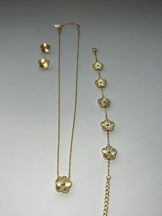 Комплект - серьги, подвеска и браслет