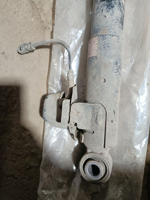 Задние амортизаторы Land Cruiser 300