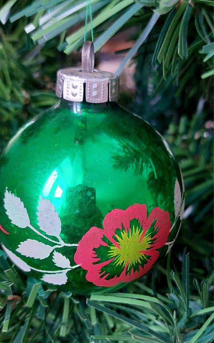 Красивая елочнач игрушка