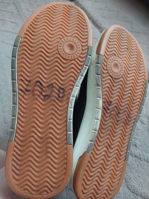 Продам кожаные кроссовки