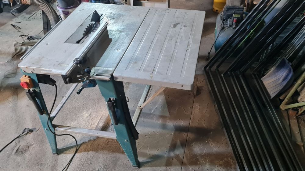 Vand circular cu masa Makita - 2000w, abrict si exhaustare