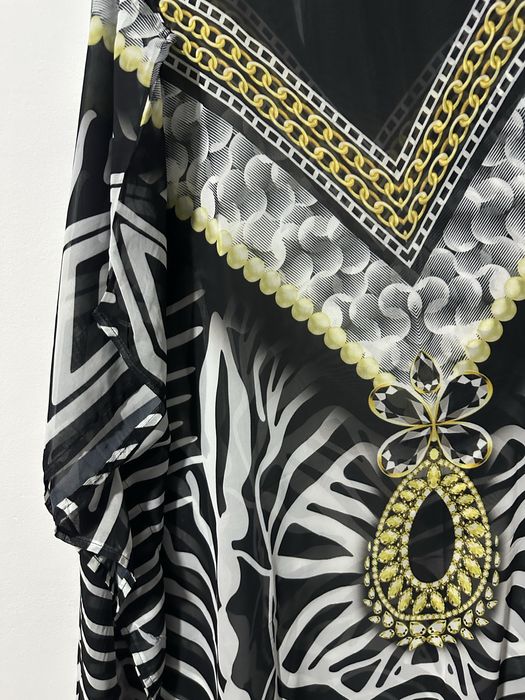 Rochie spectaculoasă cu imprimeu luxury și detalii aurii