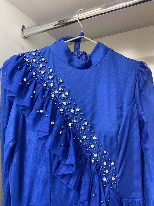 Длинное платье с рукавами