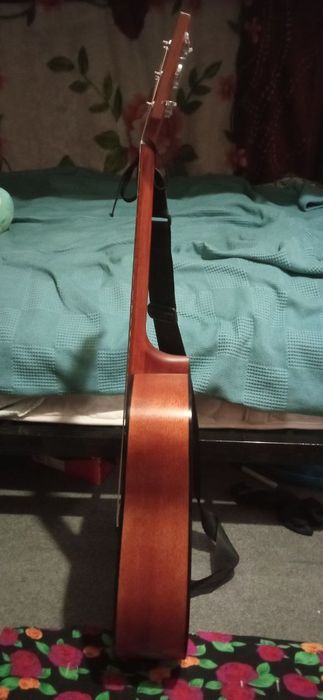 Профессиональная акустическая гитара бренда "Cort" со струнами Elixir.