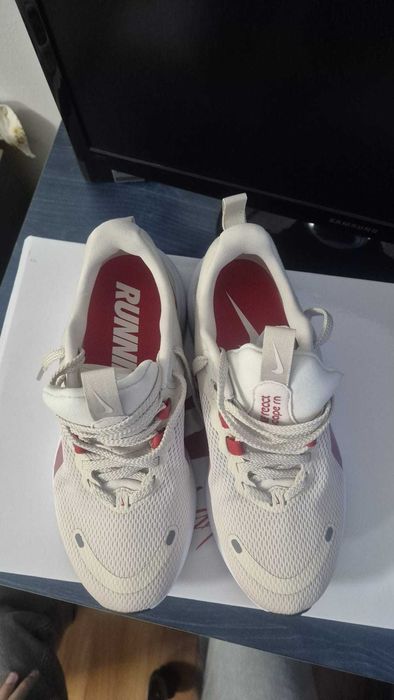 Adidasi Nike React Live   uitate in descriere