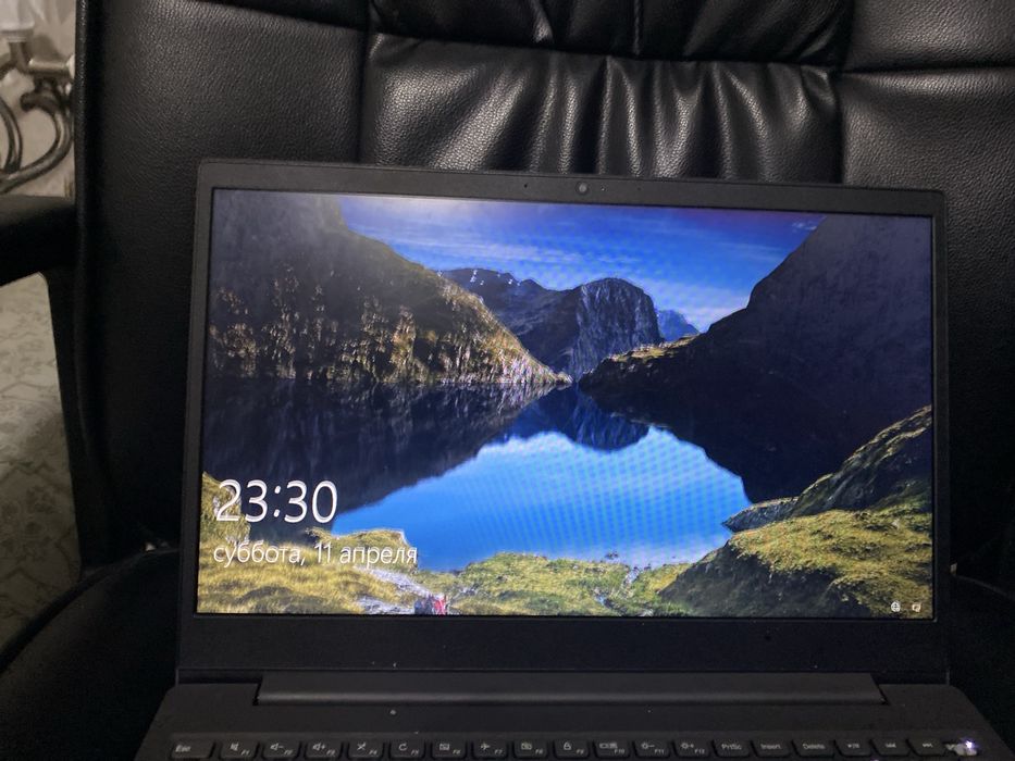 Ofisnoy ish va oqish uchun noutbuk