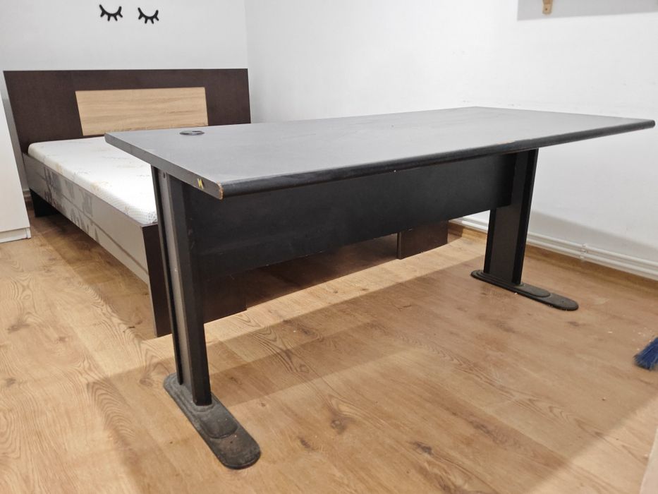 Vând pat cu saltea și birou