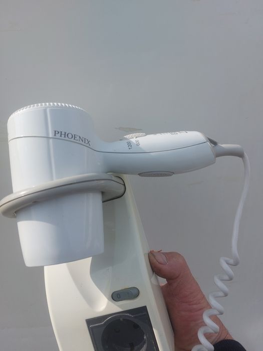 Vînd uscator de par cu suport fix si priza pt perete . Pret 120 lei