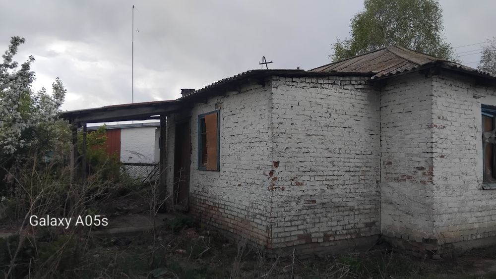 Продам дом требует ремонта.