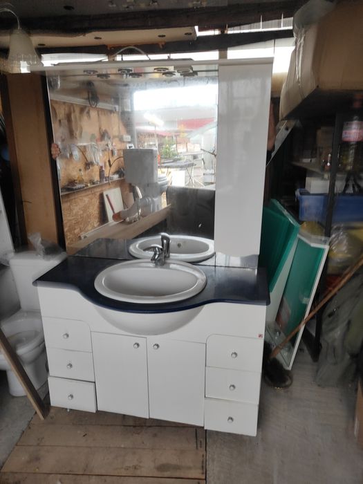 Vând kit complet pentru baie dulap plus chiuveta și oglindă și wc