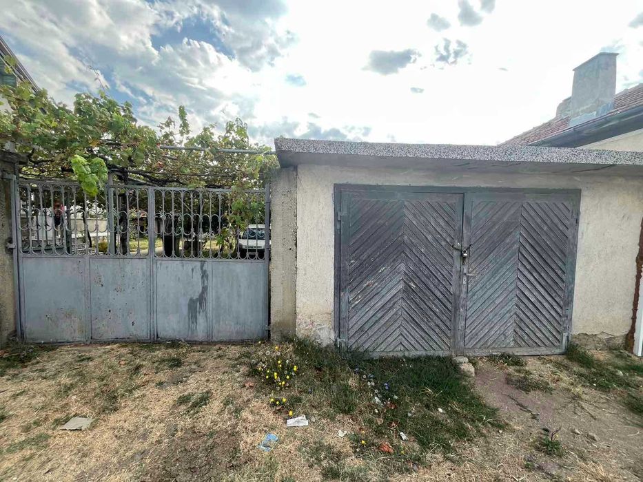 Къща с 4 спални и двор 1200 кв.м. за продажба в село Осетеново
