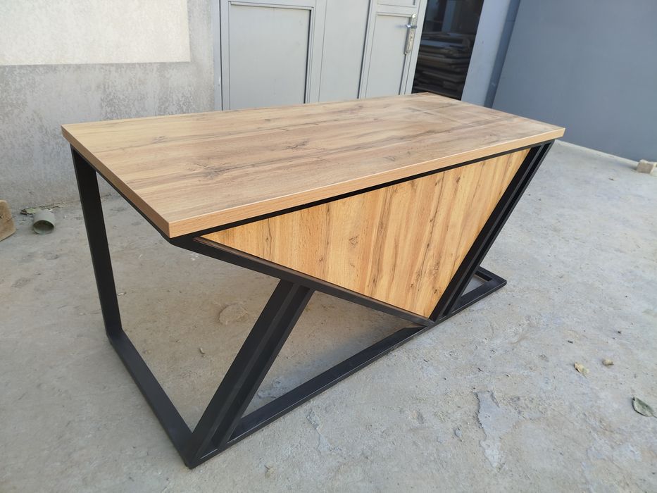 Письменный стол руководителя. Офисная мебель в стиле лофт.