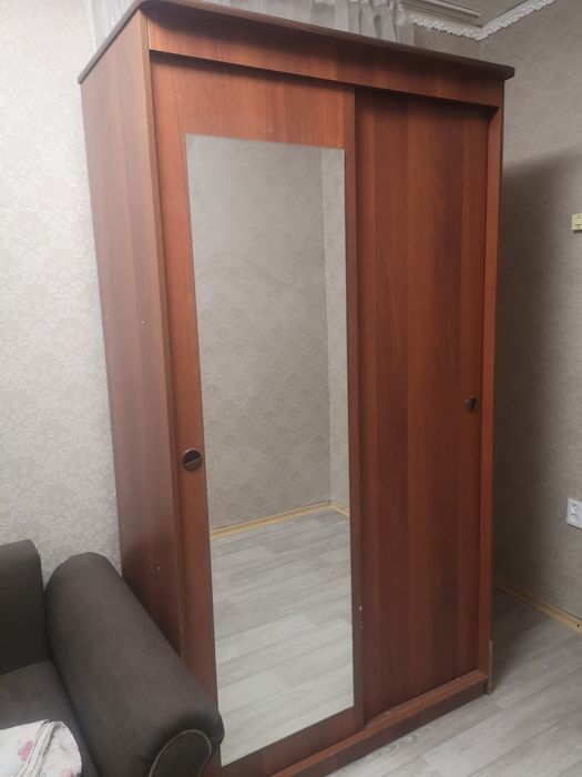 Шкаф с зеркалом,