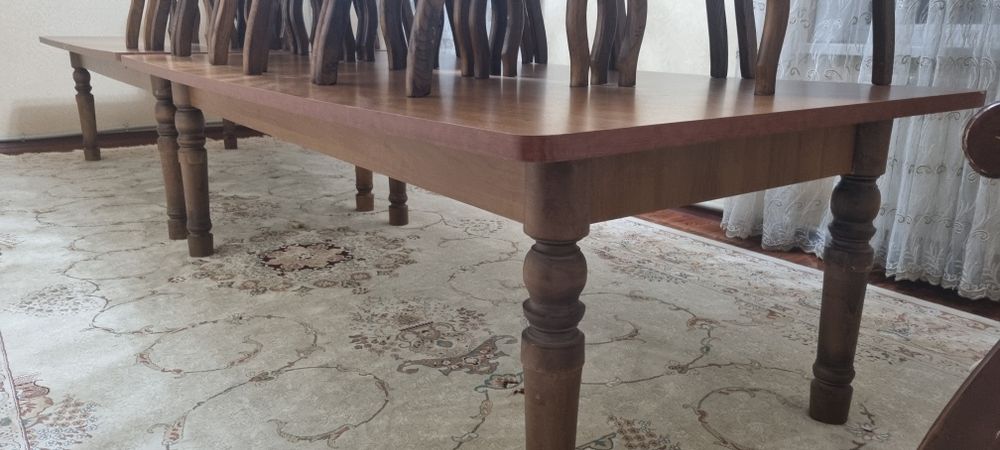 Стол со стульями для гостинной