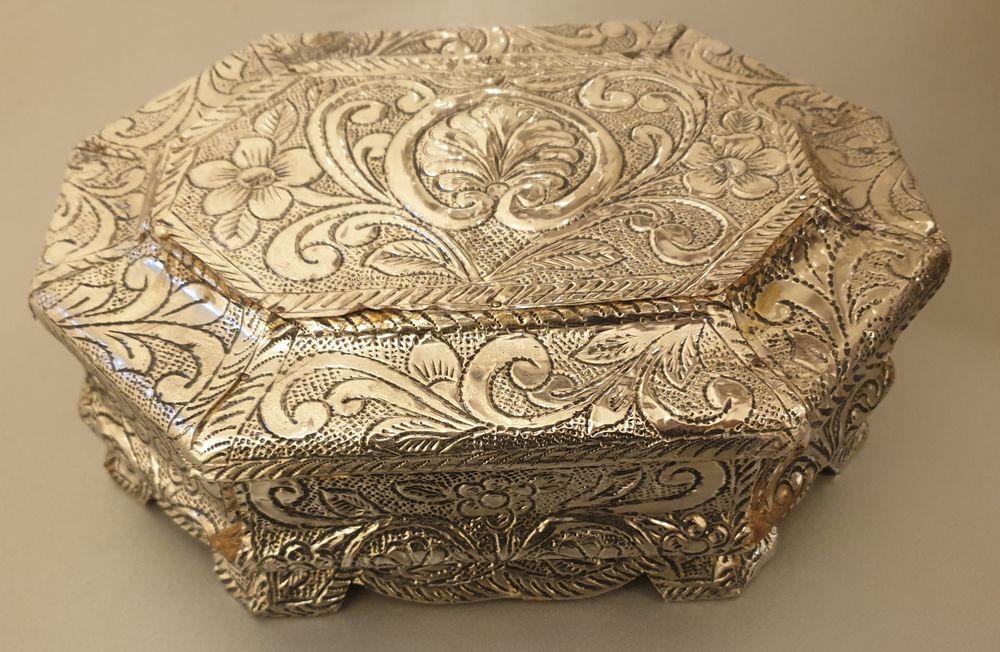 Caseta de bijuterii veche din lemn și argint