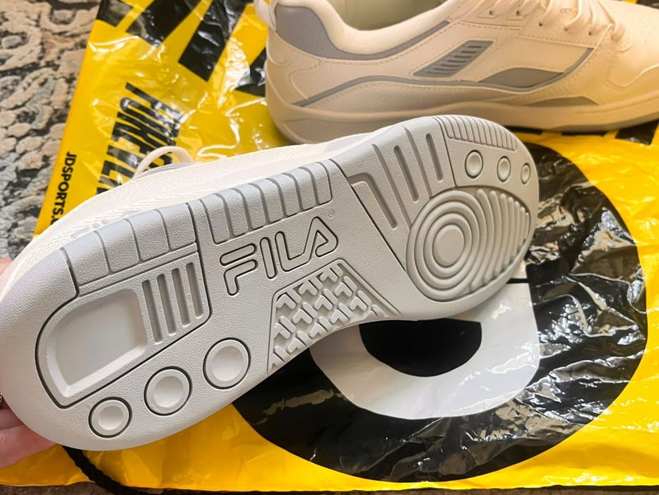 Продам новые кроссовки FILA