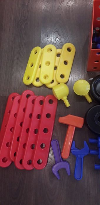 Большой пластиковый конструктор