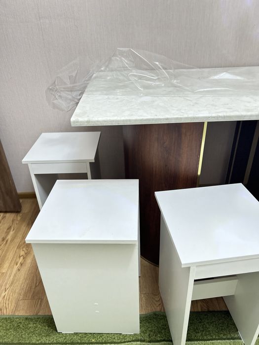 Стол и табуретки