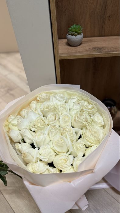 Букет белые розы 12к