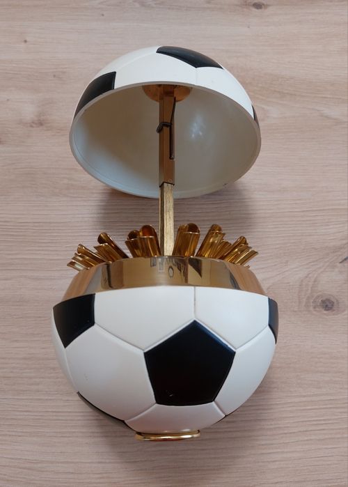 Футболна топка- декоративен диспенсър за цигари, 1970г.