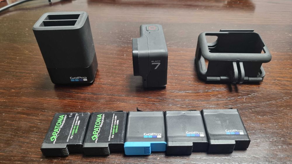 Vand Camera GoPro 7 (defecta) + Incarcator dublu + 5 acumulatori