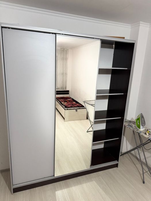 Шкаф-купе с зеркалом в отличном состоянии