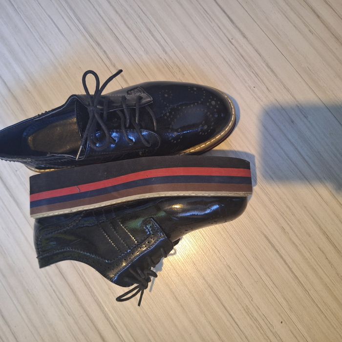 Лачени обувки на платформа,използвани много малко, шити ,40номер