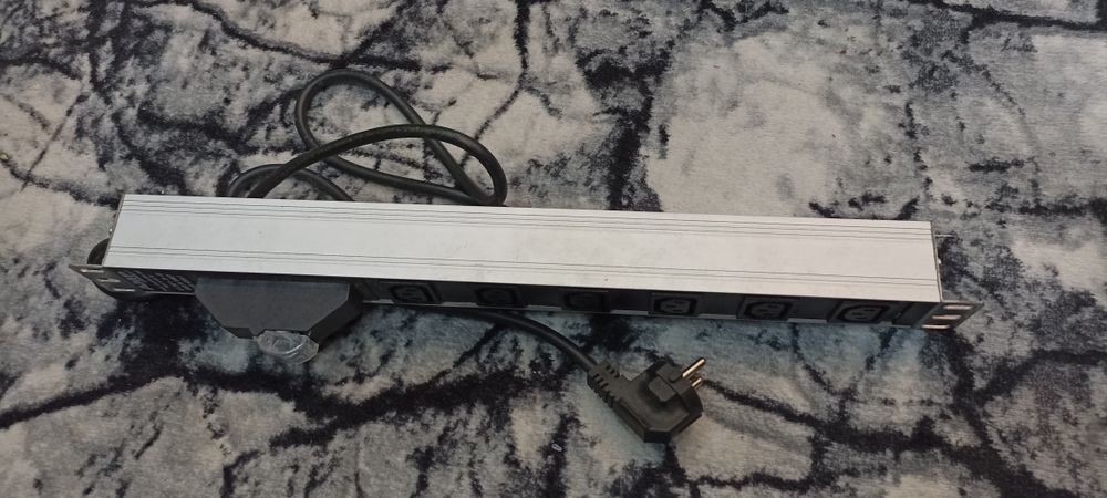 Распределитель питания AMP Connect PDU