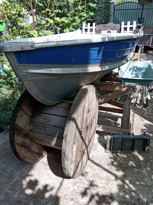 Vând barca MARINE