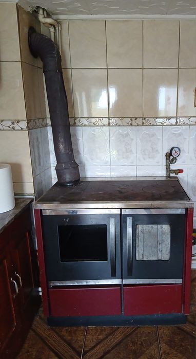 Vând sobă tip centrala cu serpentina în ea