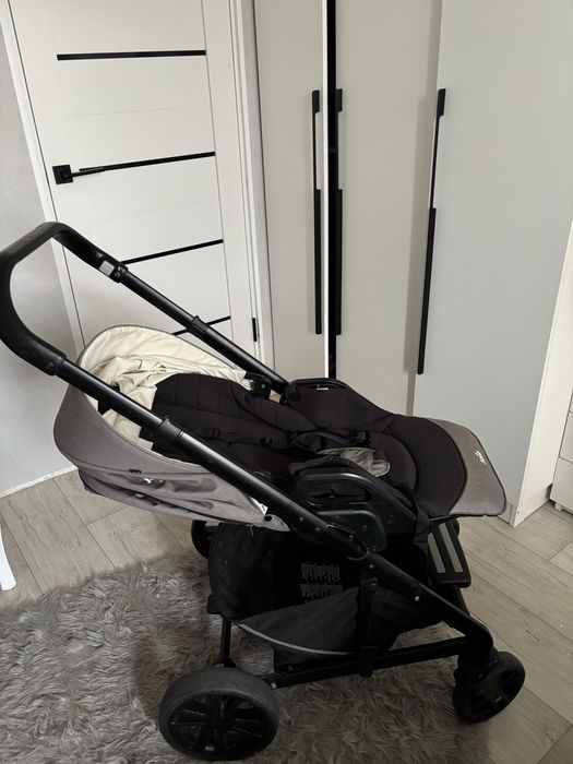 Продам коляску Joie chrome